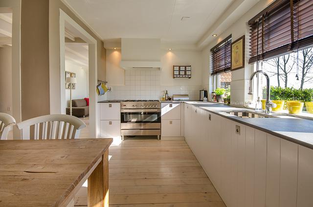Jak vybrat podlahovou krytinu do kuchyně?